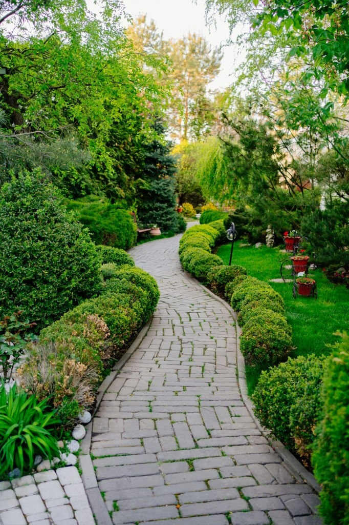 Reunakivet ja kourut - Reunakivillä on erittäin tärkeä rooli päällystyksen asennuksessa. 